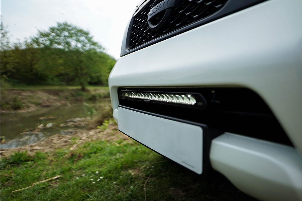 Zestaw lampy LAZER Linear 18 Elite - z systemem montażu w fabrycznym grillu - Nissan Navara NP300 (2015 -)