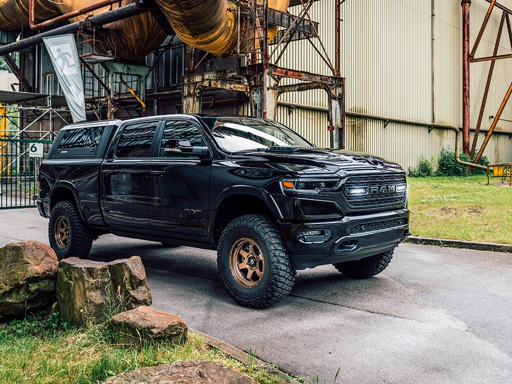 Zestaw dwóch lamp LAZER Linear 6 z systemem montażu w fabrycznym grillu - RAM 1500 (2019 -)