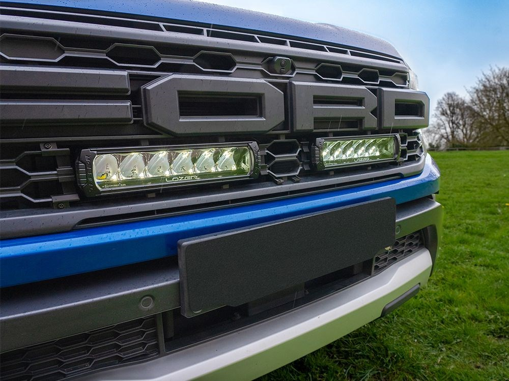 Zestaw dwóch lamp LAZER TRIPLE-R 850 Elite (Gen2) z systemem montażu w fabrycznym grillu – Ford Ranger Raptor (2023 -)