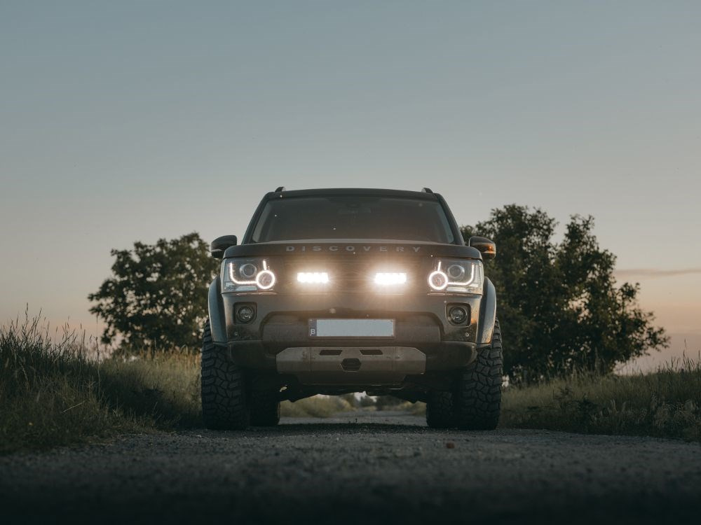 Zestaw dwóch lamp LAZER TRIPLE-R 750 (Gen2) z systemem montażu w fabrycznym grillu - Land Rover Discovery4 (2014 -)