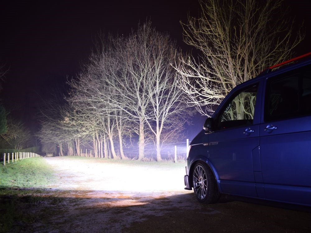 Zestaw dwóch lamp LAZER TRIPLE-R 750 (Gen2) z systemem montażu w fabrycznym grillu - VW T6 (2016 -) do wersji Highline/Trendline