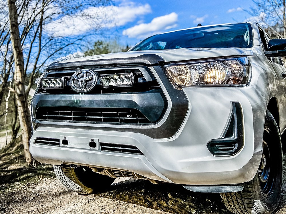 Zestaw dwóch lamp LAZER TRIPLE-R 750 (Gen2) z systemem montażu w fabrycznym grillu - Toyota Hilux (2021 -)