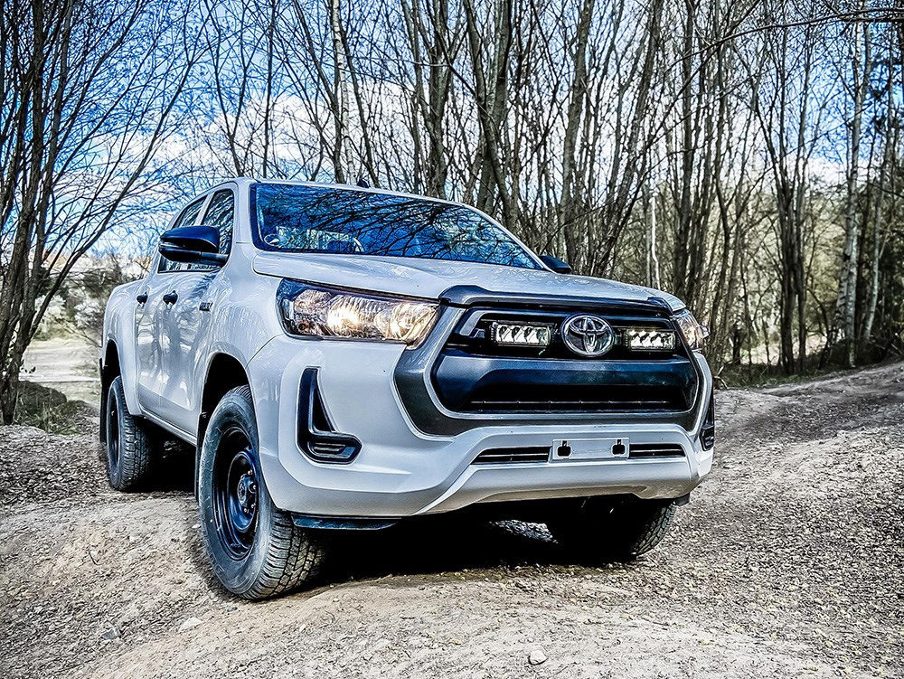 Zestaw dwóch lamp LAZER TRIPLE-R 750 (Gen2) z systemem montażu w fabrycznym grillu - Toyota Hilux (2021 -)