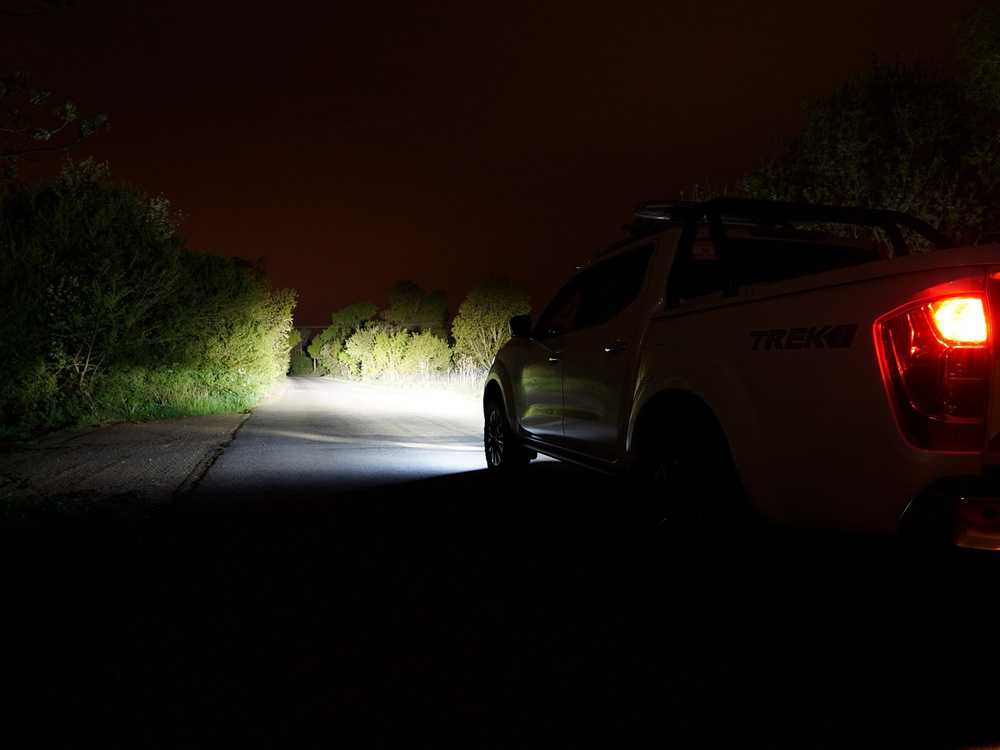 Zestaw lampy LAZER Linear 18 Elite - z systemem montażu w fabrycznym grillu - Nissan Navara NP300 (2015 -)