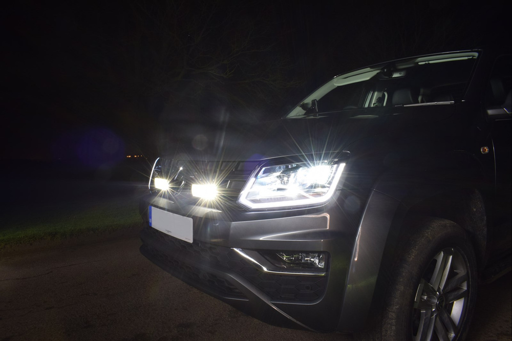 Zestaw dwóch lamp LAZER Triple-R 750 Elite (Gen2) z systemem montażu w fabrycznym grillu - Volkswagen Amarok V6 (2016 -)