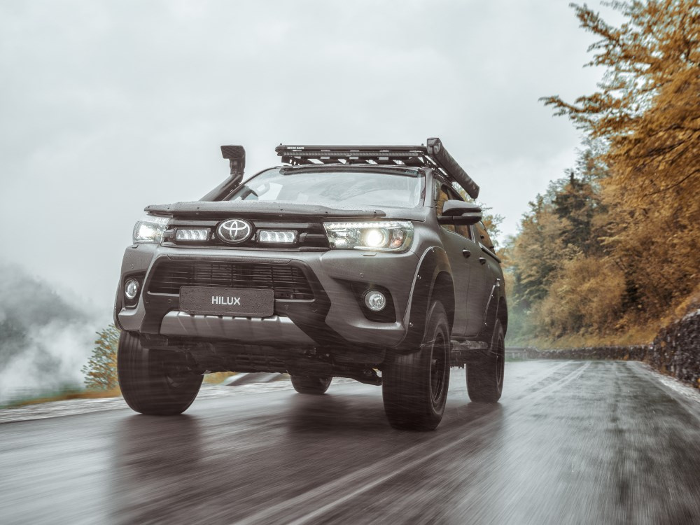 Zestaw dwóch lamp LAZER TRIPLE-R 750 Elite (Gen2) z systemem montażu w fabrycznym grillu - Toyota Hilux (2015 - 2021)